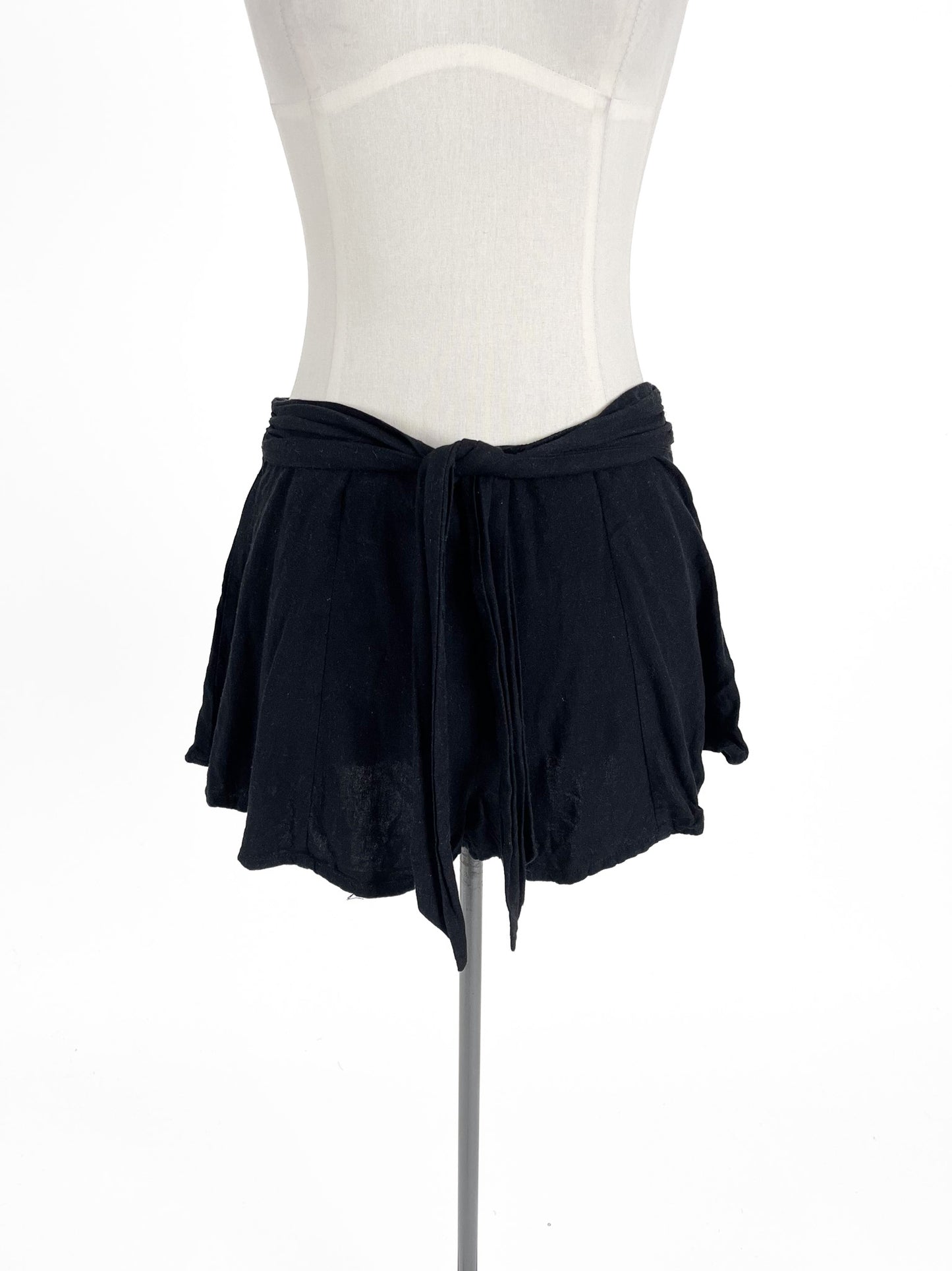 bamboo blonde | Black Casual Shorts | Size 6
