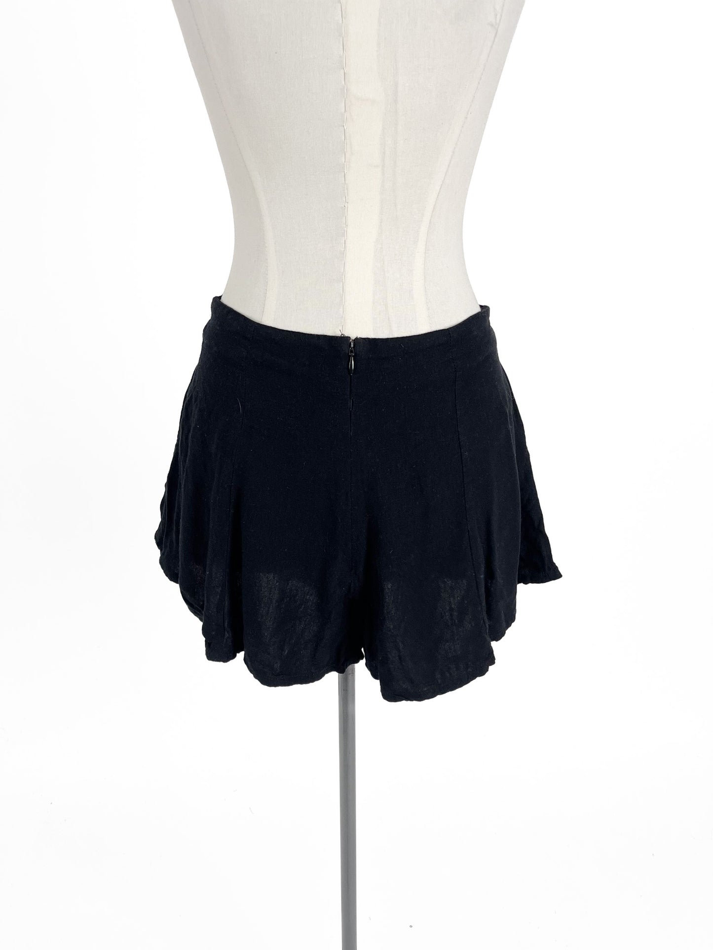 bamboo blonde | Black Casual Shorts | Size 6