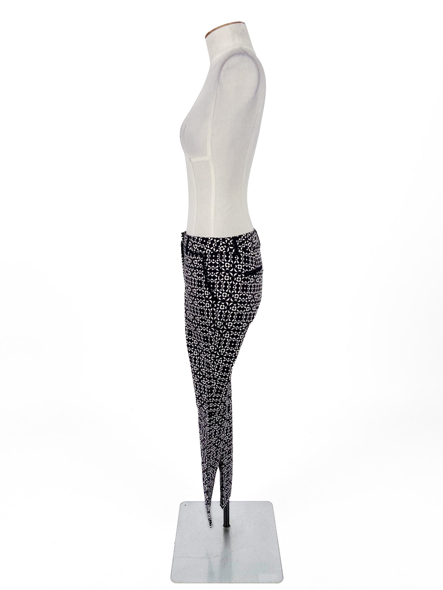 Jacqui.E | Black Cropped Pants | Size 6