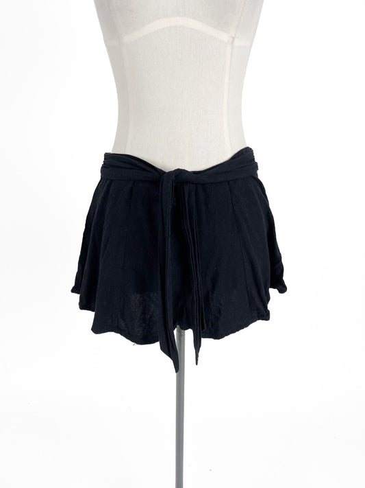 bamboo blonde | Black Casual Shorts | Size 6